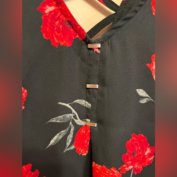 4/$10 Rose top - Picture 3 of 4